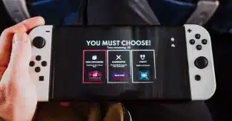 Main d'une personne tenant une manette de jeu devant un écran luminescent affichant des récompenses virtuelles