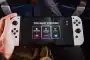 Main d'une personne tenant une manette de jeu devant un écran luminescent affichant des récompenses virtuelles