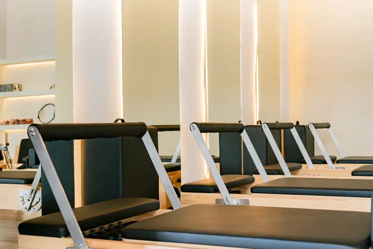 Intérieur moderne d'une salle de sport avec espaces bien aménagés et circulation fluide