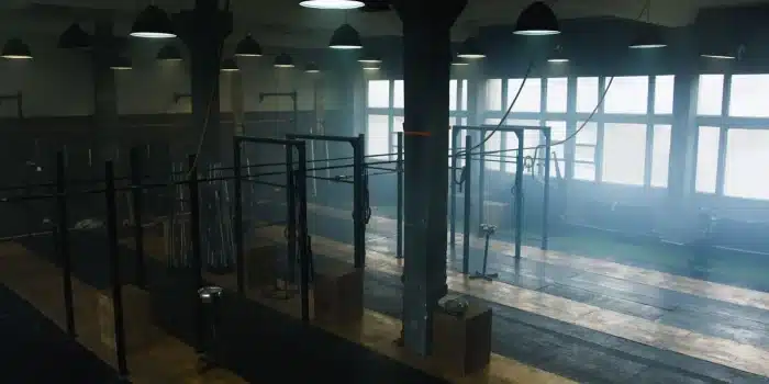 Architecte d'intérieur travaillant sur des plans et des matériaux pour la conception d'une salle de sport