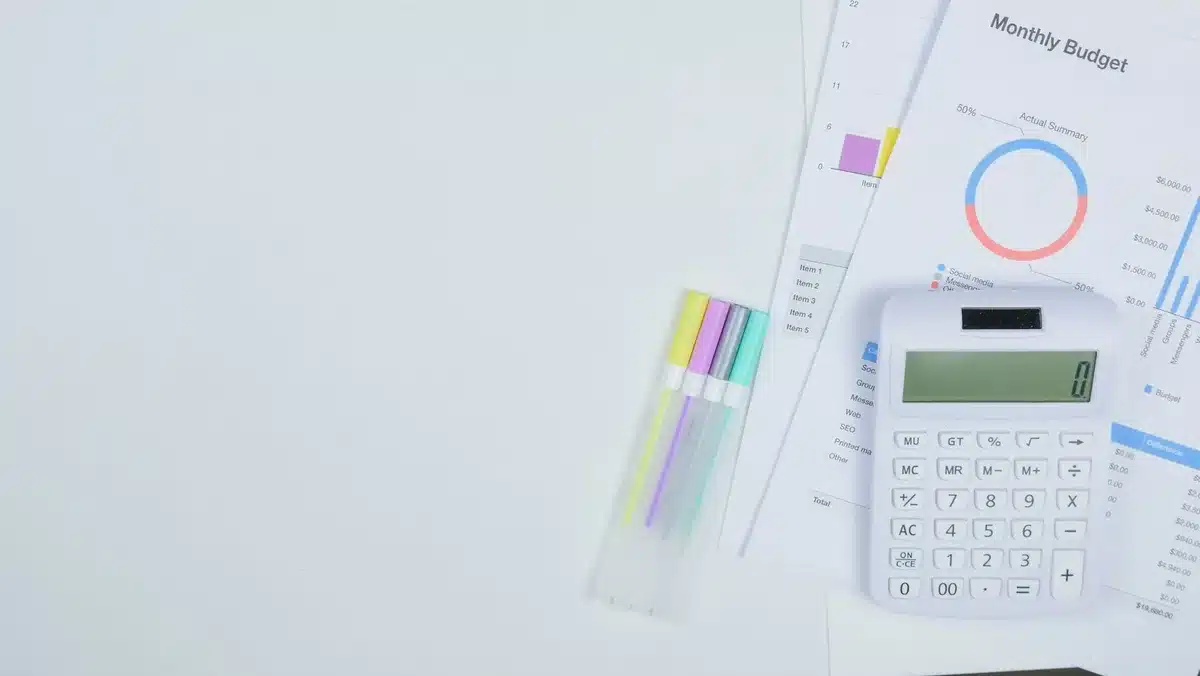 Tableaux budgétaires et feuilles de calcul financières sur un bureau de gestion