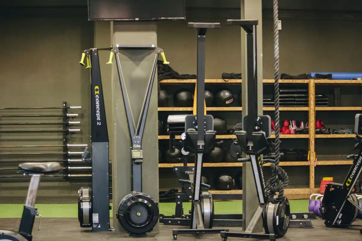 Personne effectuant un exercice de renforcement musculaire en salle de sport
