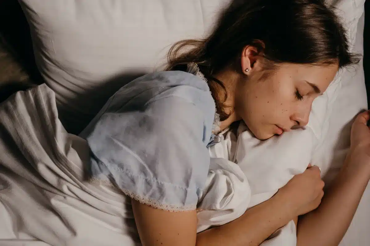 Personne dormant paisiblement dans un lit bien reposé