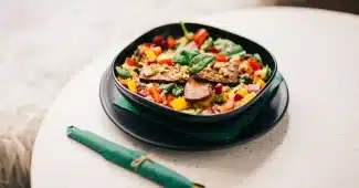 Assiette équilibrée avec légumes colorés, protéines maigres et grains complets