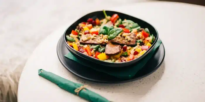 Assiette équilibrée avec légumes colorés, protéines maigres et grains complets
