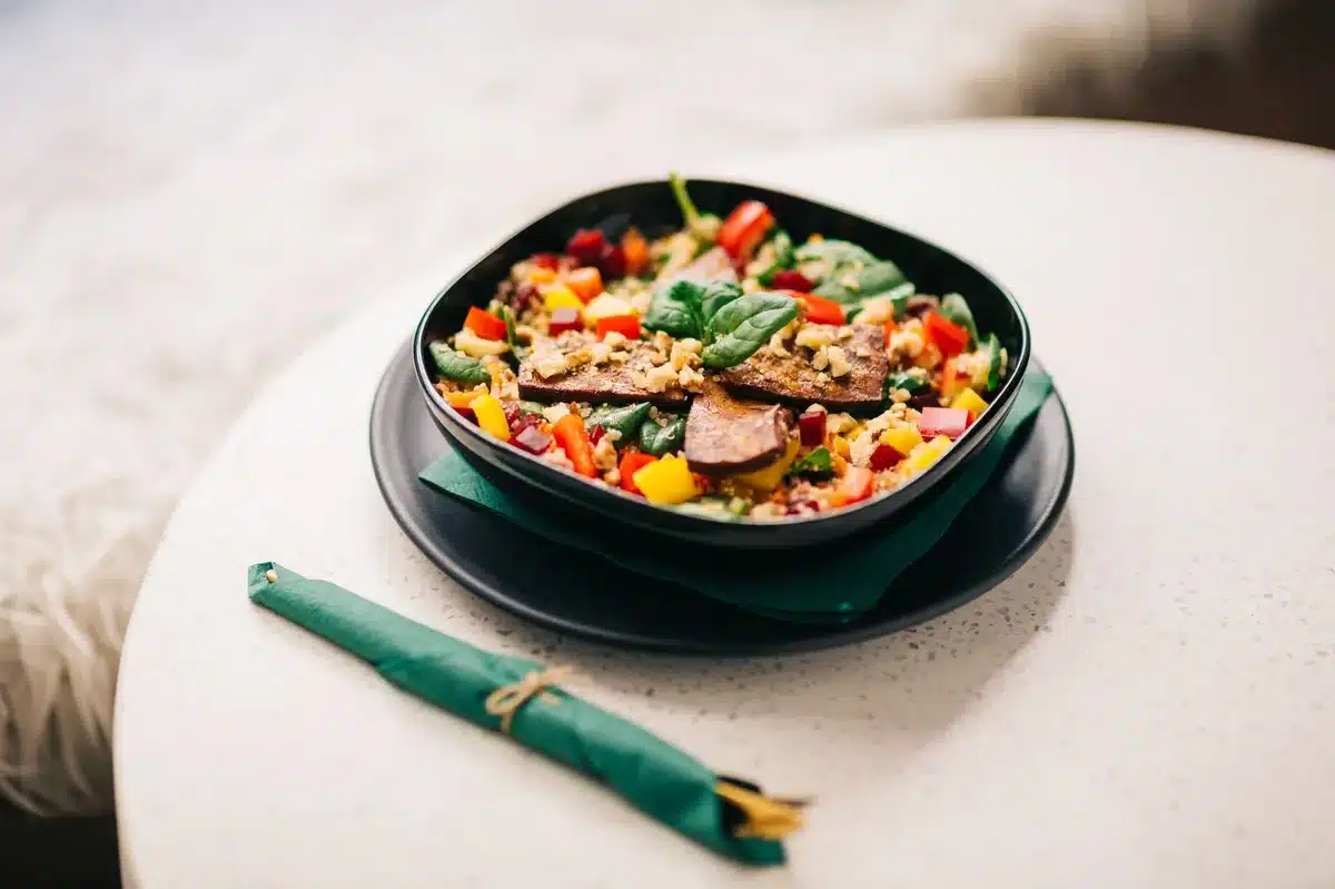 Assiette équilibrée avec légumes colorés, protéines maigres et grains complets