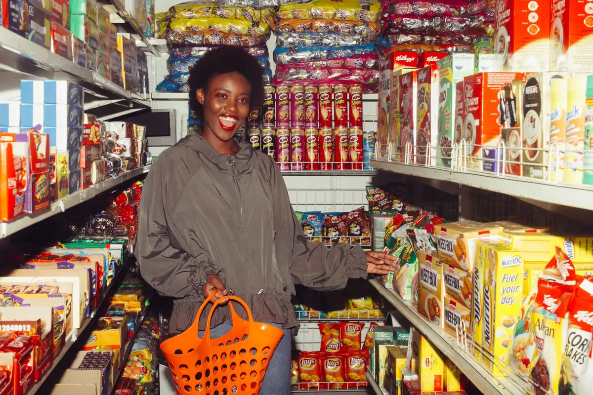 Boîtes de céréales et produits laitiers sucrés sur un rayon de magasin