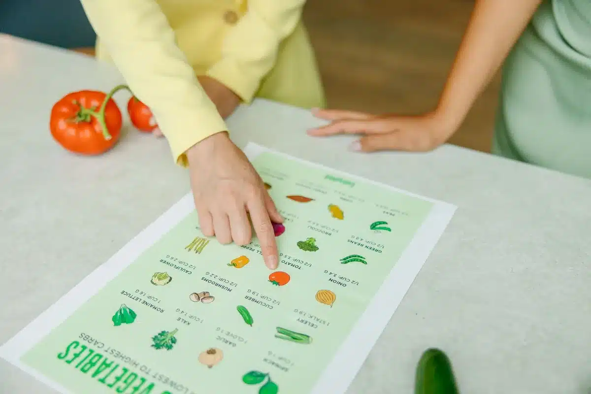 Gros plan sur une liste d'ingrédients et les valeurs nutritionnelles d'un emballage alimentaire