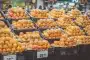 Mains anonymes comparant les étiquettes nutritionnelles de deux produits alimentaires en rayon de supermarché