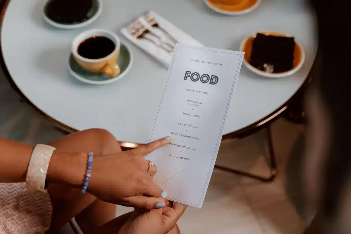 Une personne planifiant ses repas avec des aliments sains sur une table