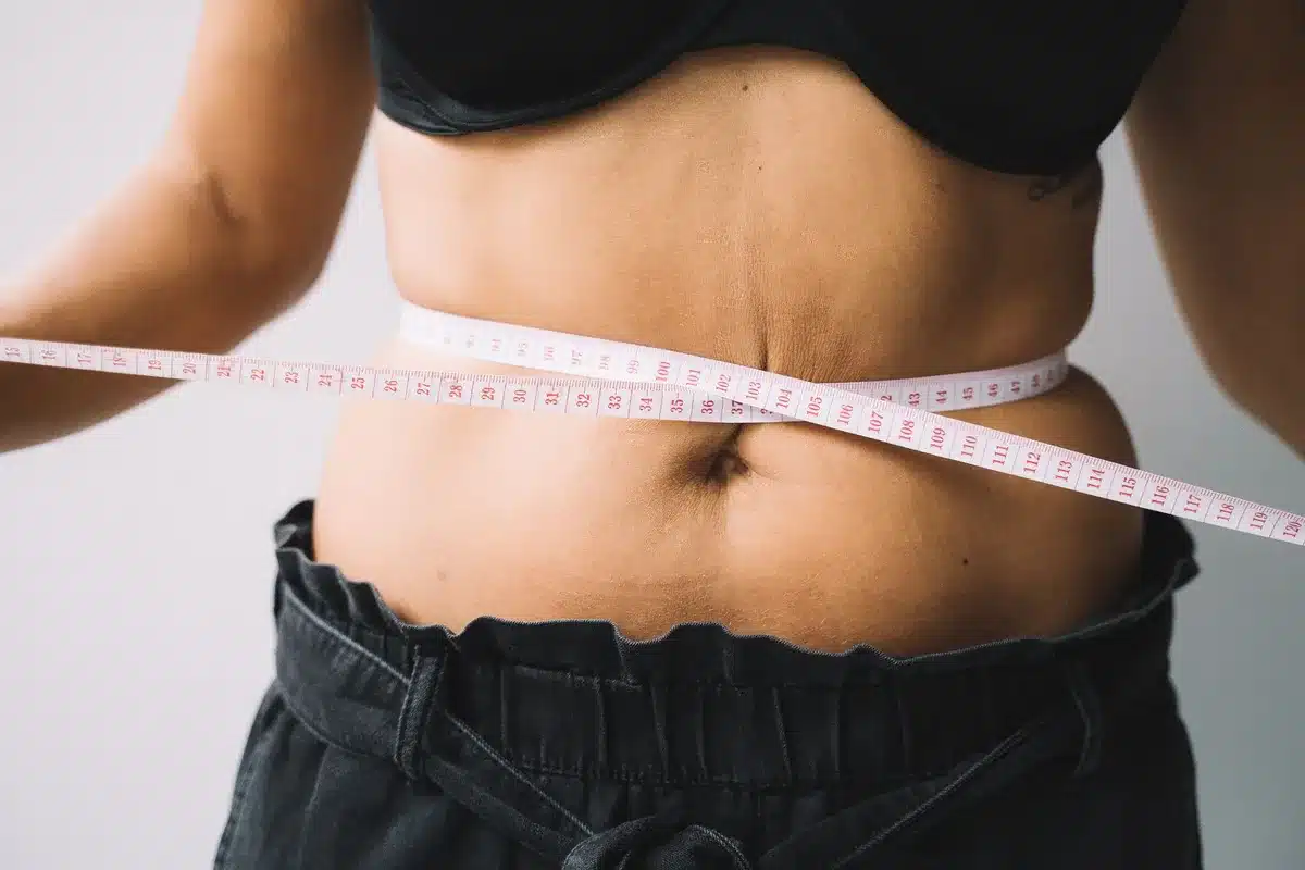 Mesure du tour de taille avec un mètre de couture