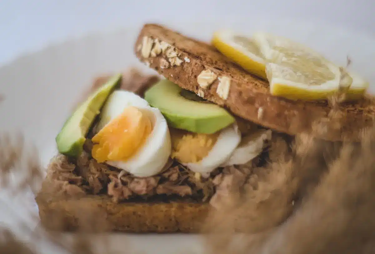 Petit-déjeuner équilibré avec protéines et glucides complexes pour tenir jusqu'au déjeuner.