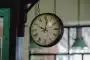 Assiette de déjeuner avec horloge en arrière-plan, illustrant l'importance du timing des repas.