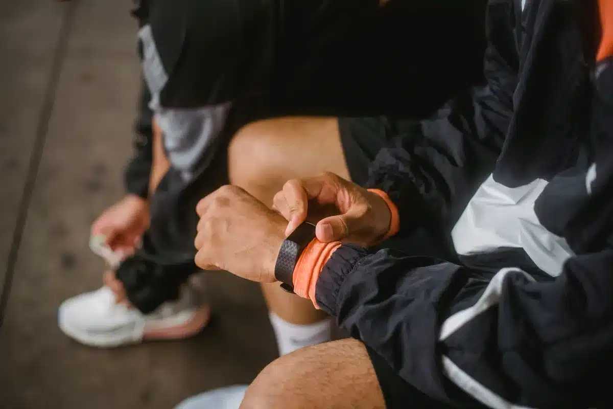 Coureur portant une montre connectée GPS pour suivre sa foulée et sa distance en trail