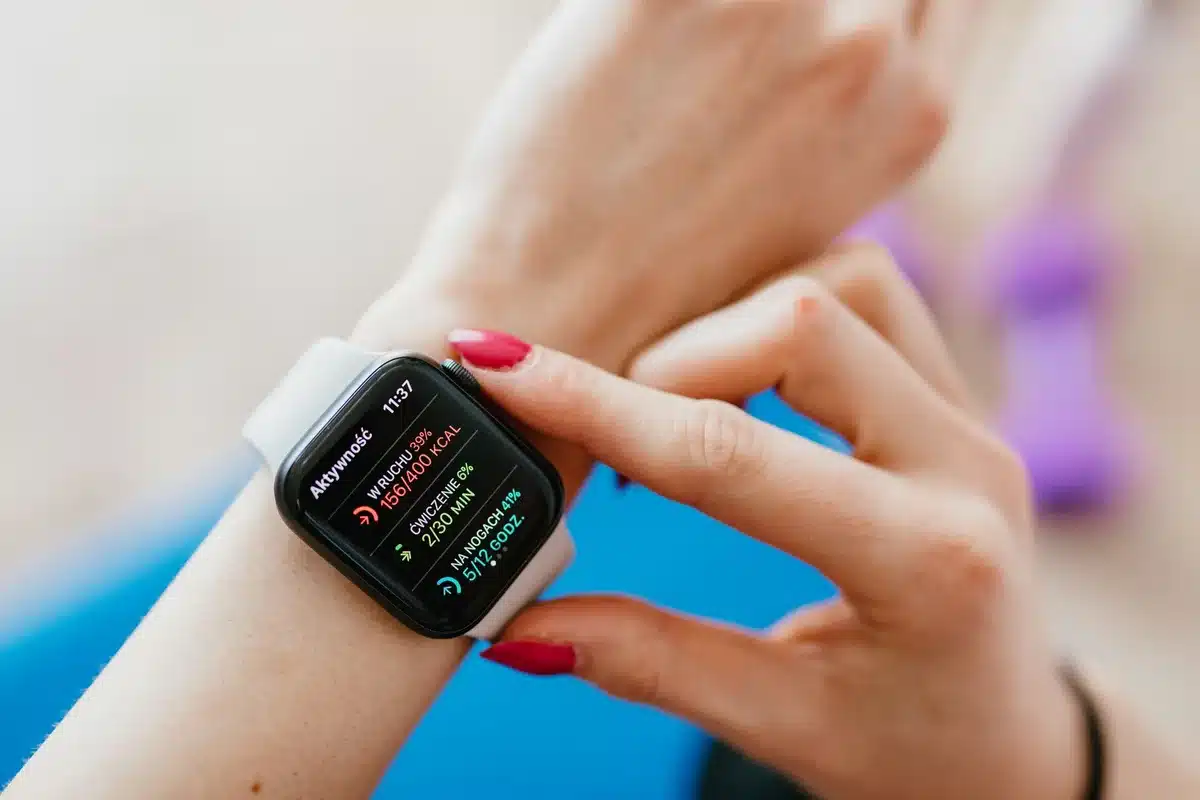 Bracelet connecté affichant la fréquence cardiaque lors d'une séance de musculation en salle