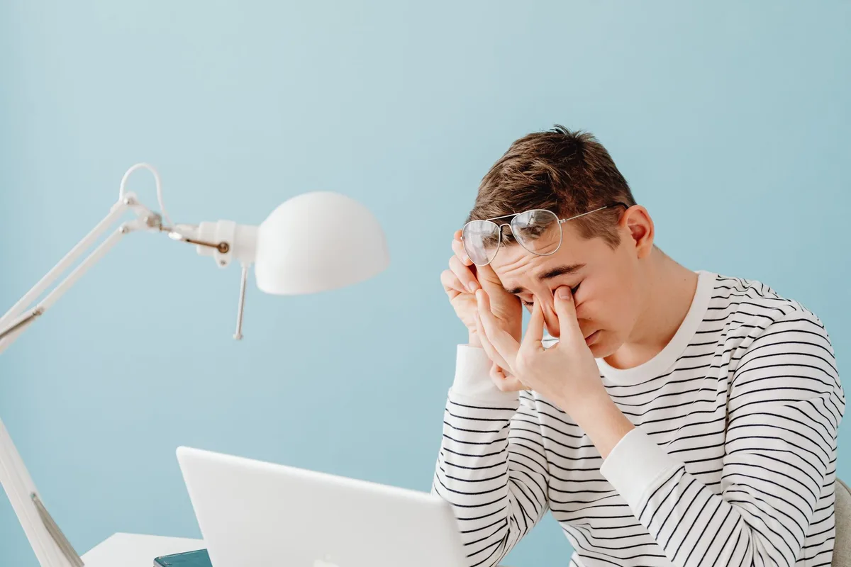 Personne fatiguée devant un écran, illustrant l'impact des efforts cognitifs et des sollicitations sensorielles.