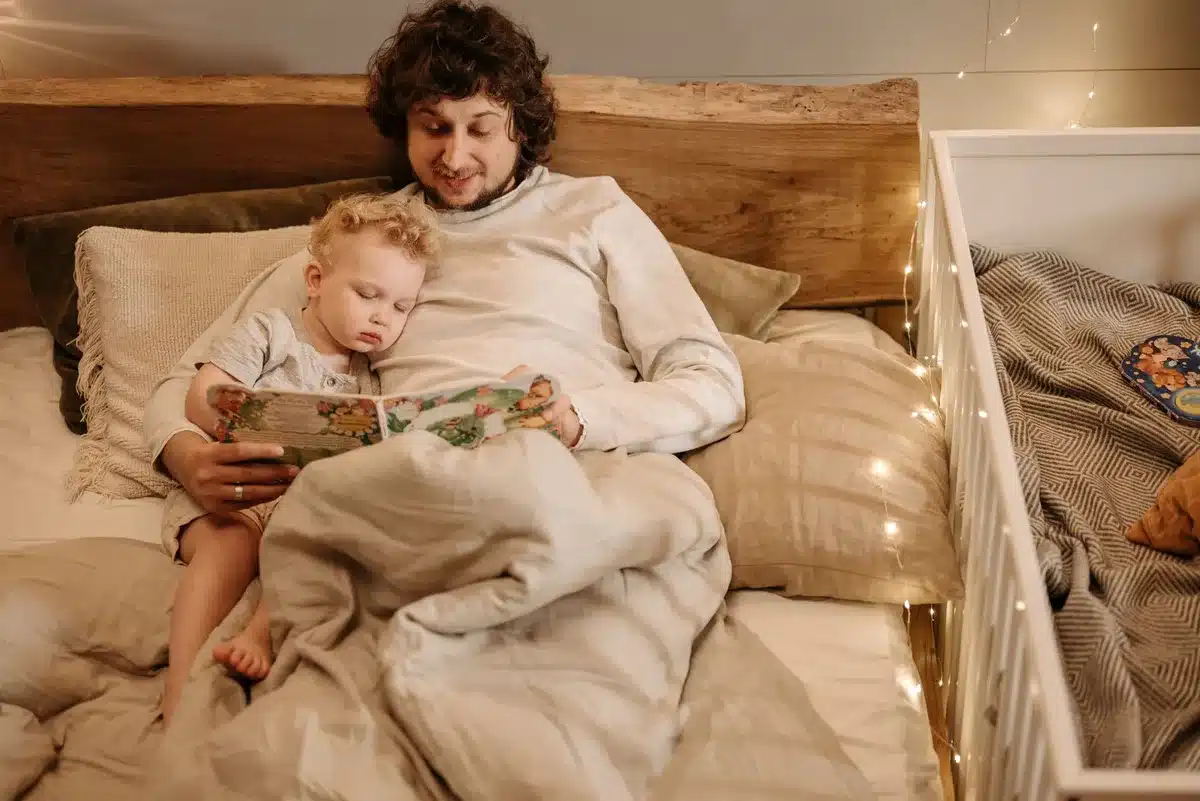 Parent et enfant dans une routine calme et rassurante du soir, moment de détente partagée.
