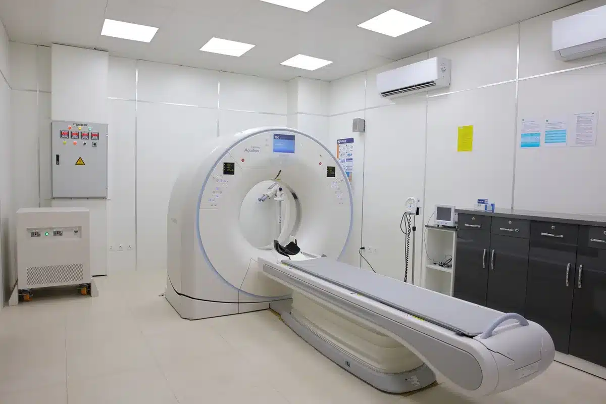 Équipement d'imagerie cérébrale utilisé aux urgences pour diagnostiquer un AIT