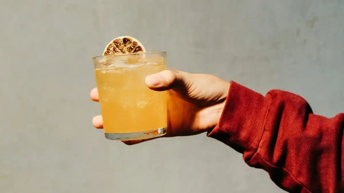 Verre de ginger beer bien fraîche avec glaçons et rondelle de citron