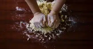 Préparation maison de ginger beer : versement du sirop dans des bouteilles en verre