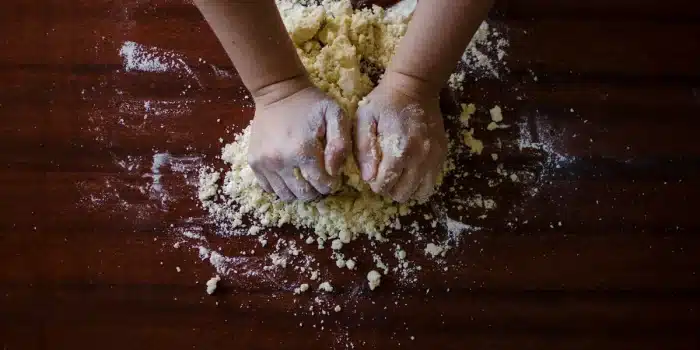 Préparation maison de ginger beer : versement du sirop dans des bouteilles en verre