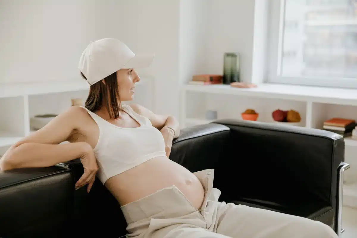 Une femme enceinte dans un environnement intérieur, illustration des risques du tabagisme passif