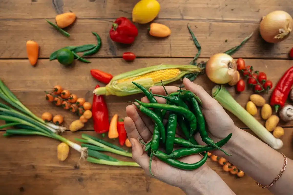 Ingrédients frais pour taco : haricots noirs, poivrons, oignon et herbes