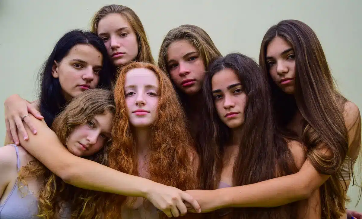 Groupe d'adolescents réunis, se soutenant mutuellement dans un moment de complicité