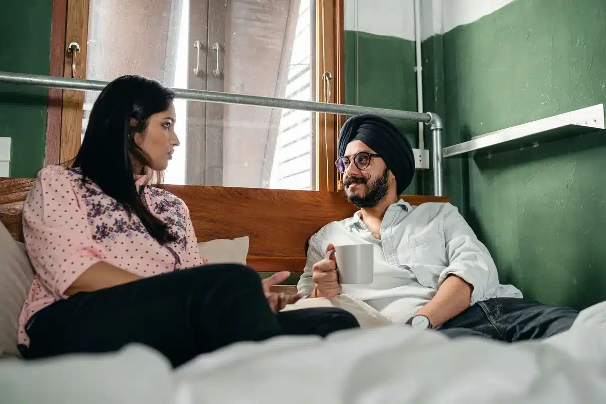 Deux personnes en conversation intime dans un cadre calme, symbolisant le dialogue et la confiance.