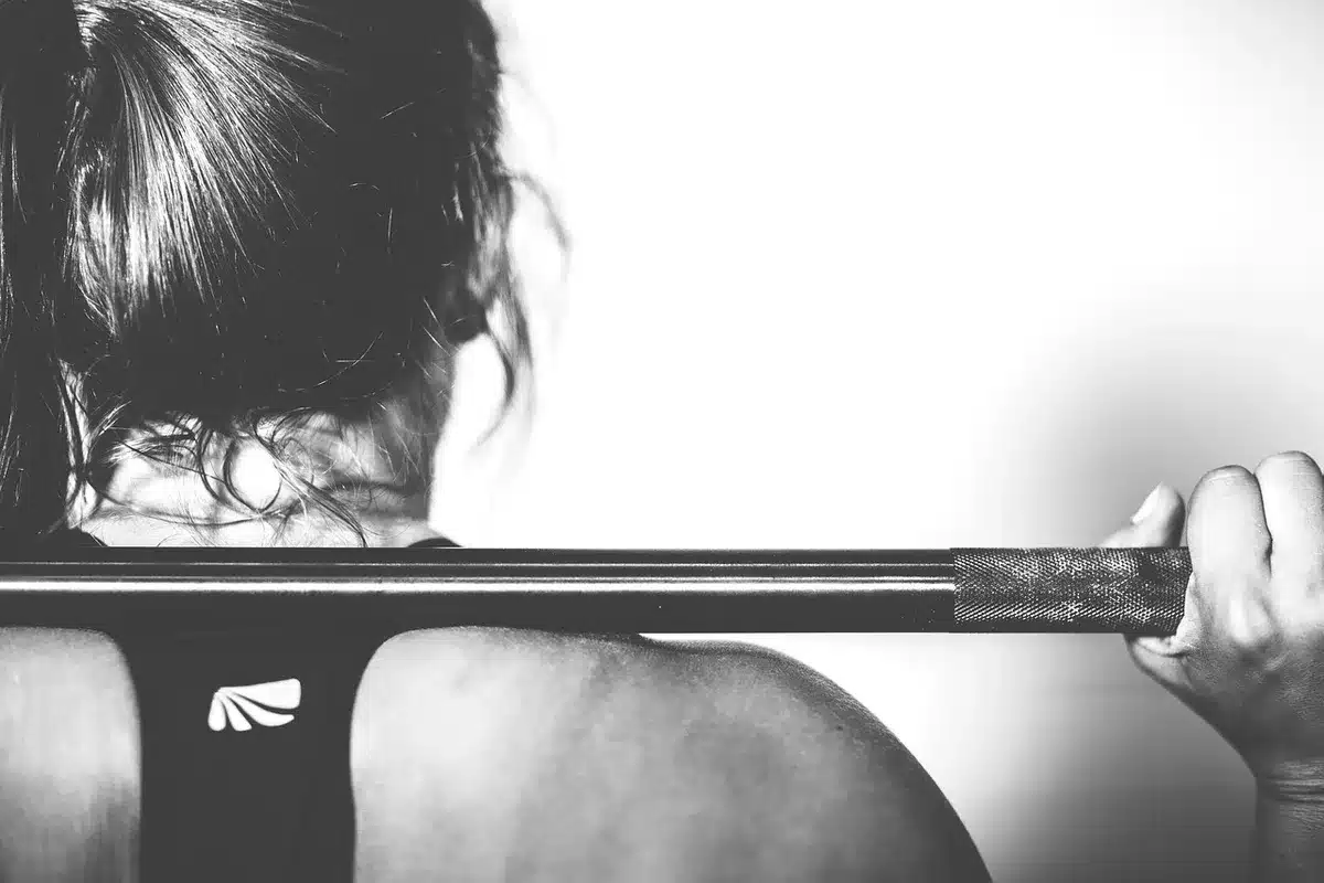 Personne âgée faisant des exercices dans une salle calme aux heures creuses