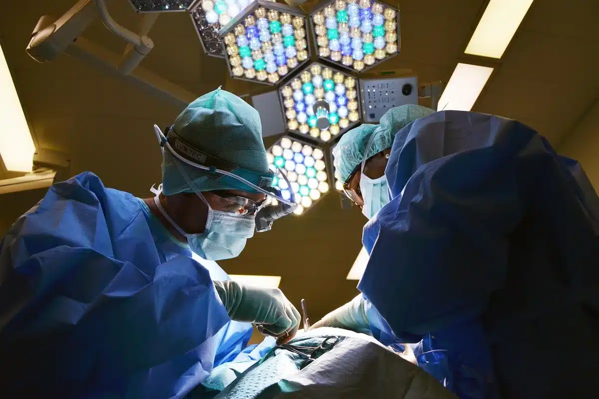 Consultation médicale montrant l'importance du suivi osseux et dentaire chez l'enfant