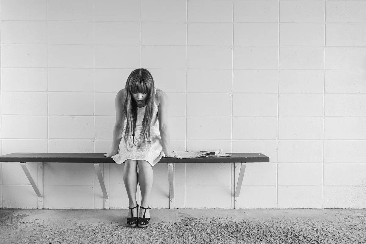 Personne prenant des notes près d'une checklist de symptômes d'épuisement