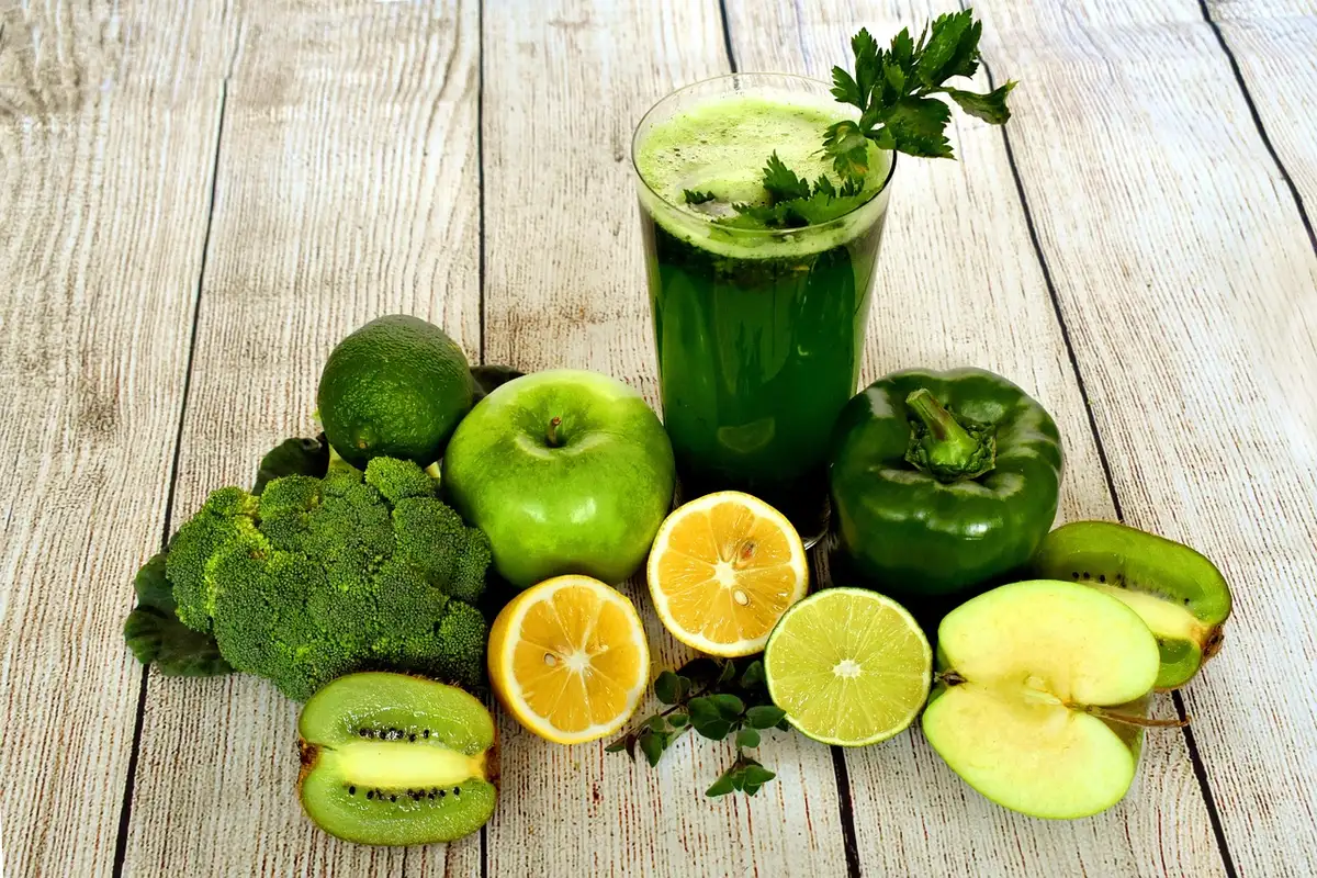 Illustration d'aliments riches en antioxydants et schéma simplifié des radicaux libres