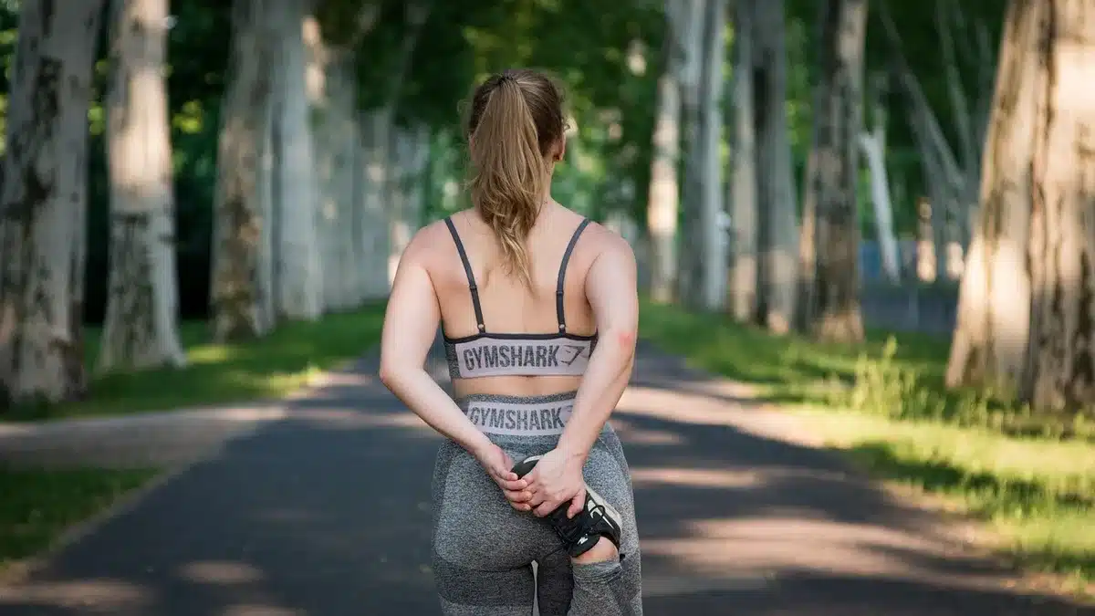 Personne effectuant des exercices de renforcement doux pour le genou dans un salon lumineux