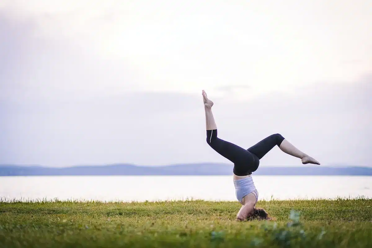 Personne étirant doucement dans un parc pendant un jour de repos