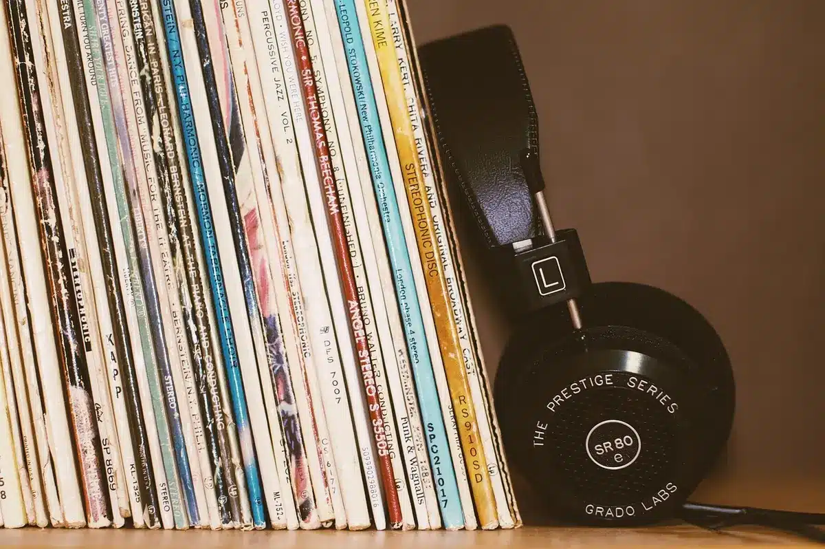 Smartphone et écouteurs posés sur un banc de gym, affichant une playlist