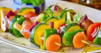 Assiette équilibrée avec légumes frais, céréales complètes et protéines