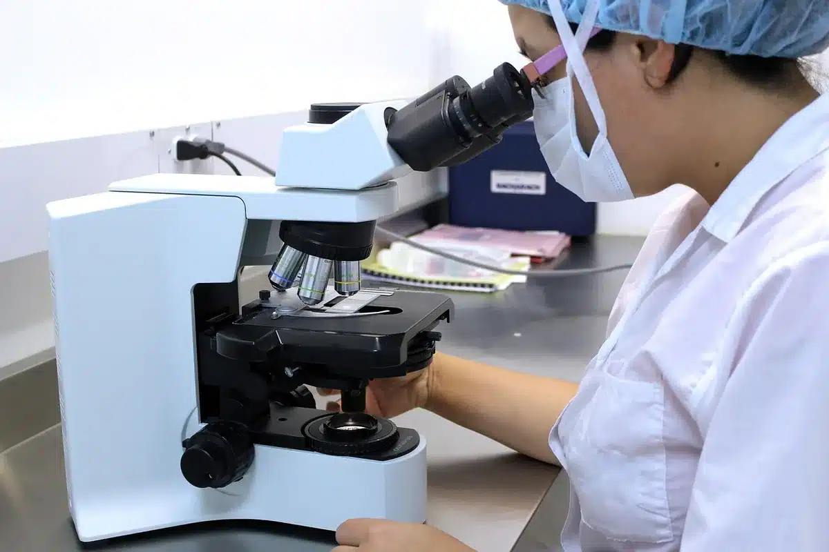 Technicien en blouse analysant un échantillon cosmétique en laboratoire