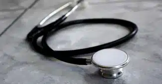 Mains d'un patient consultant ses résultats médicaux avec un professionnel de santé