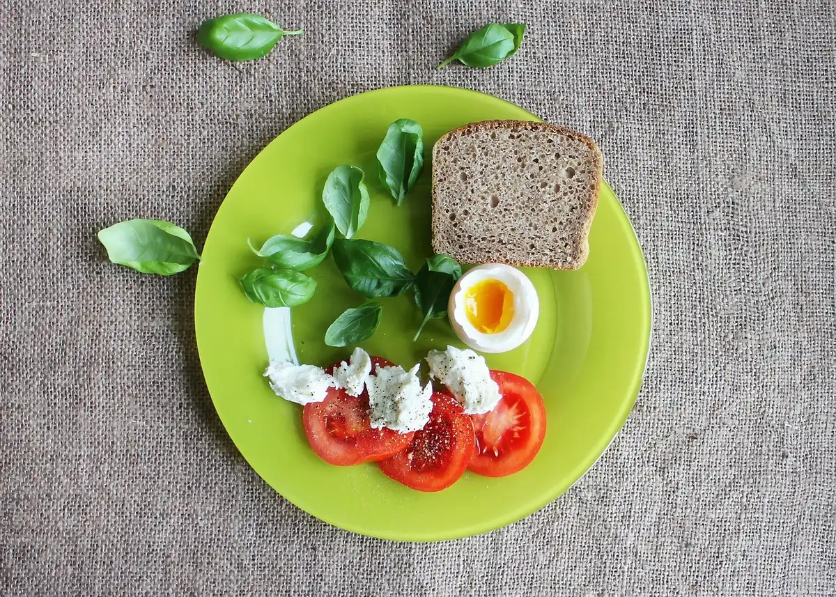Deux assiettes différentes contenant chacune 1 500 kcal, vues de dessus