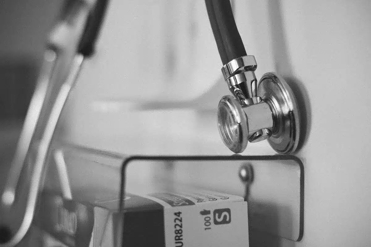 Professionnel en consultation remplissant un questionnaire de dépistage