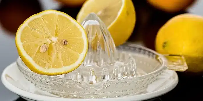 Table de cuisine en plein jour avec bol de fruits et carafe d'eau