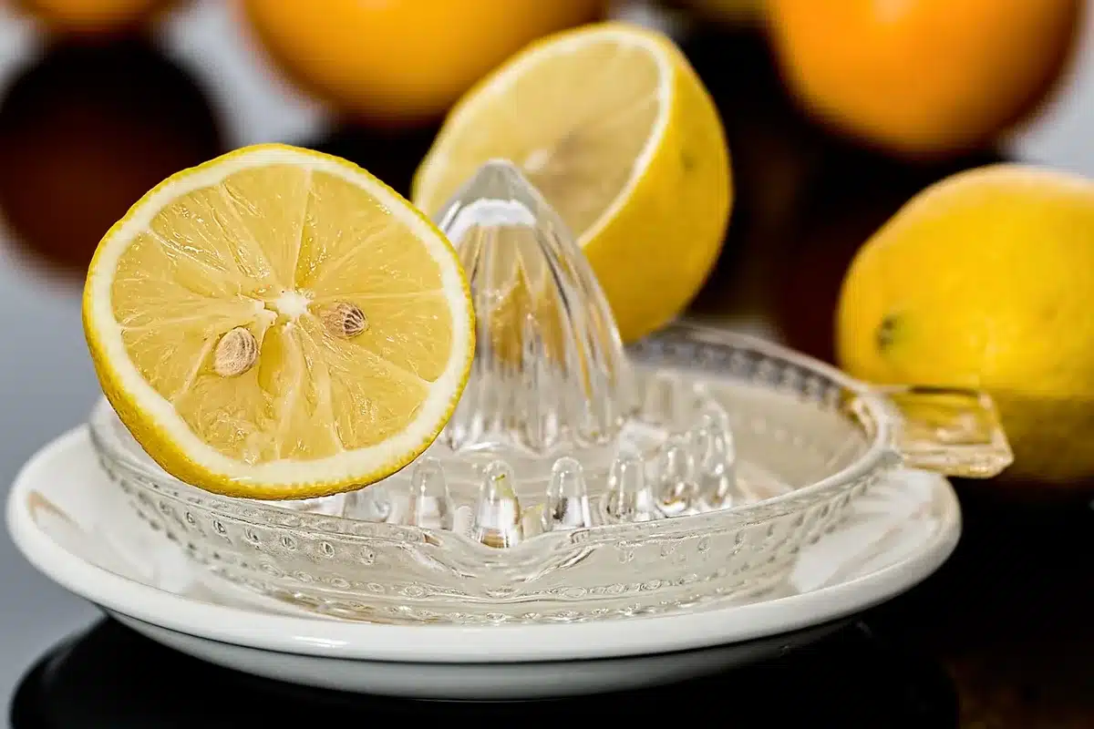 Table de cuisine en plein jour avec bol de fruits et carafe d'eau