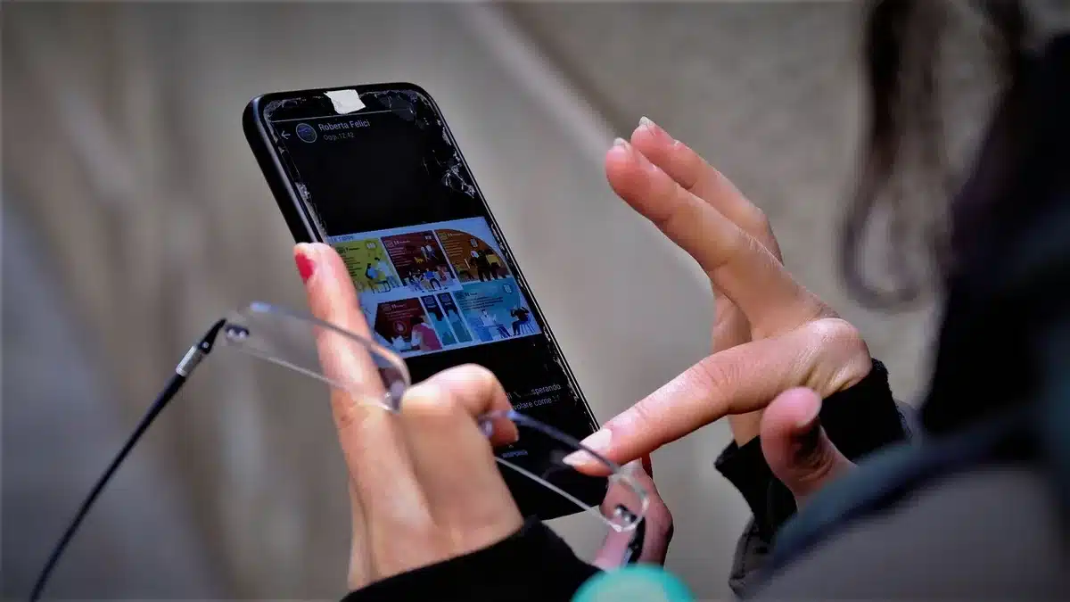 Main tenant un smartphone montrant des publications 'clean eating' sur les réseaux