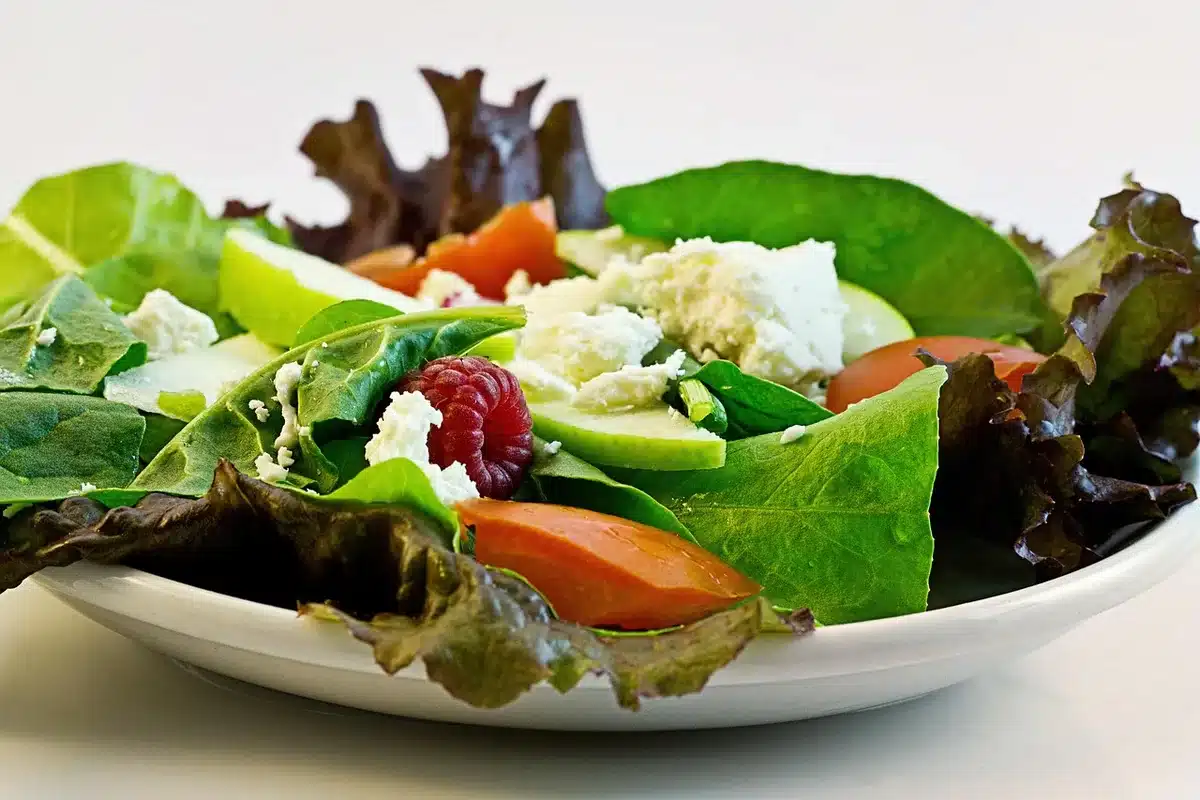 Salade fraîche de concombre en bol avec herbes