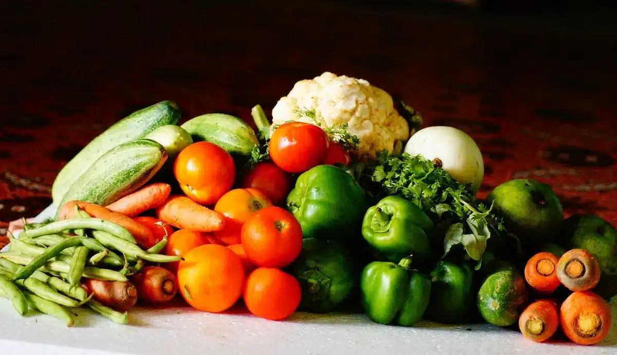 Concombres fermes et verts exposés sur un étal de marché
