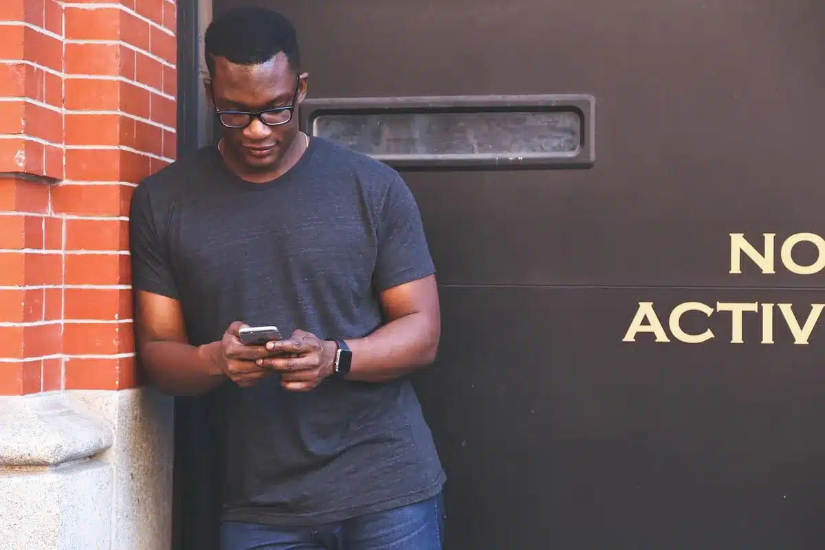 Personne regardant son téléphone, expression d'inquiétude