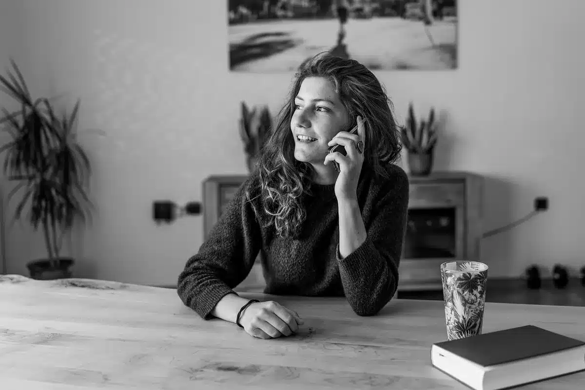Aménagement d'un espace de vie avec mobilier ergonomique et aides adaptées