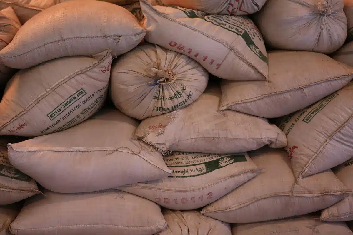 Petite quantité de farine de riz blanche fine versée dans un bol