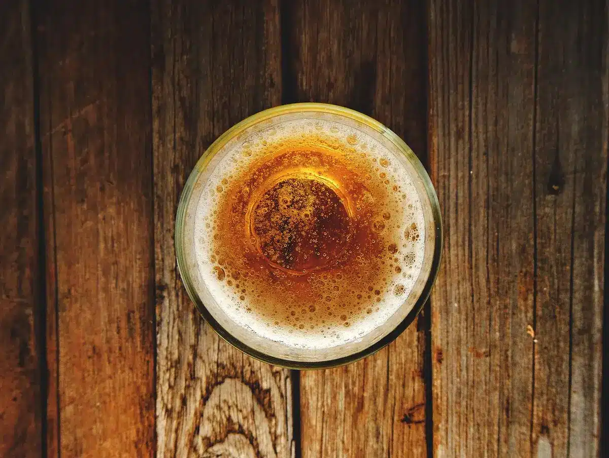 Groupe d'amis en journée tenant des boissons non alcoolisées lors d'une sortie